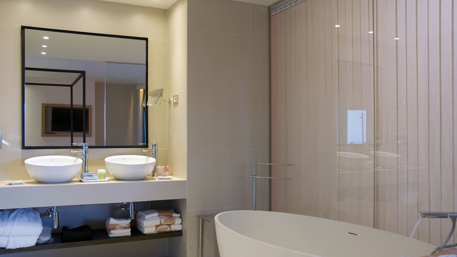 rooms-junior-suite-sea-view-balcony-or-terrace