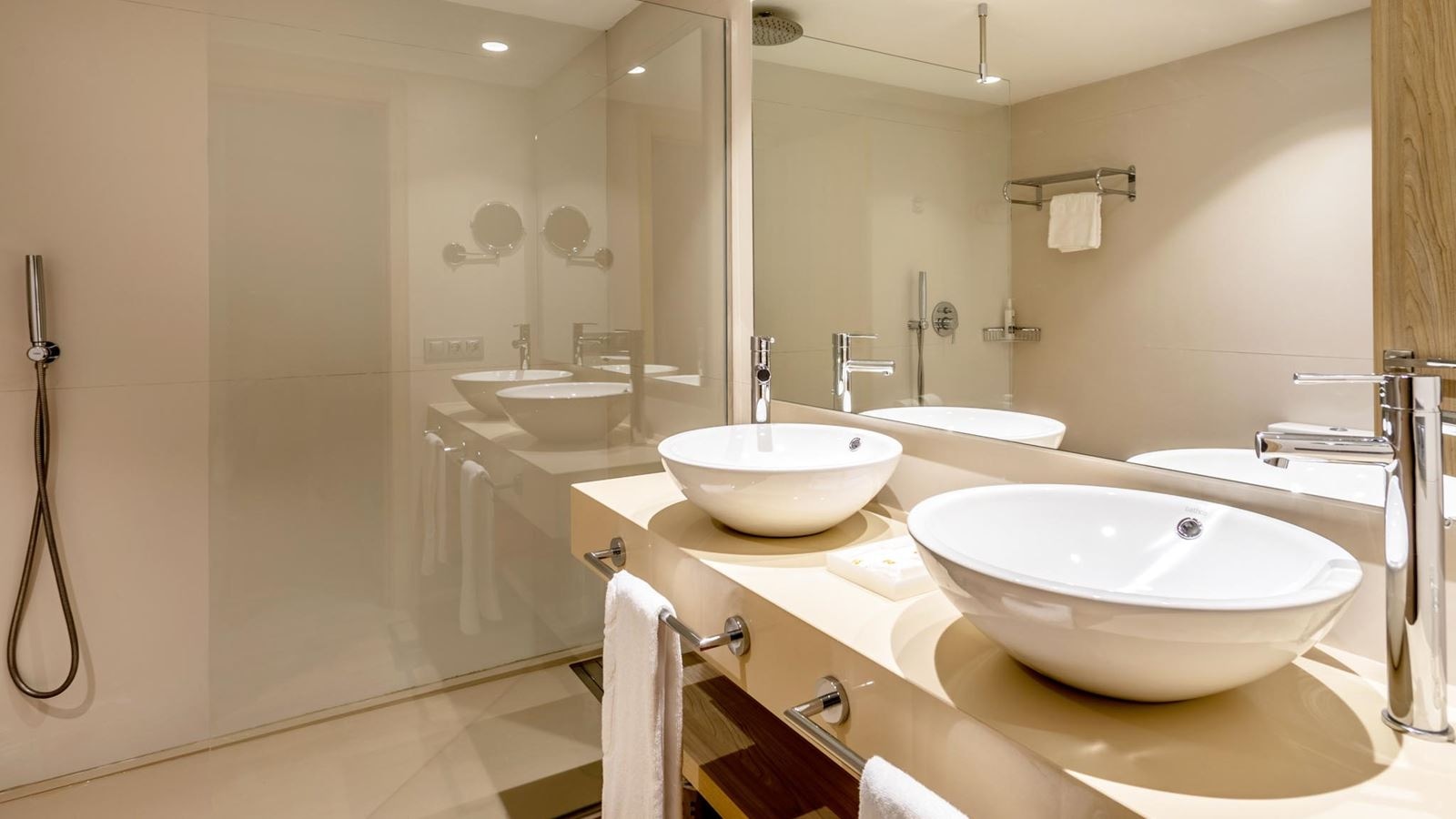 rooms-apt-1-bedroom-pool-view