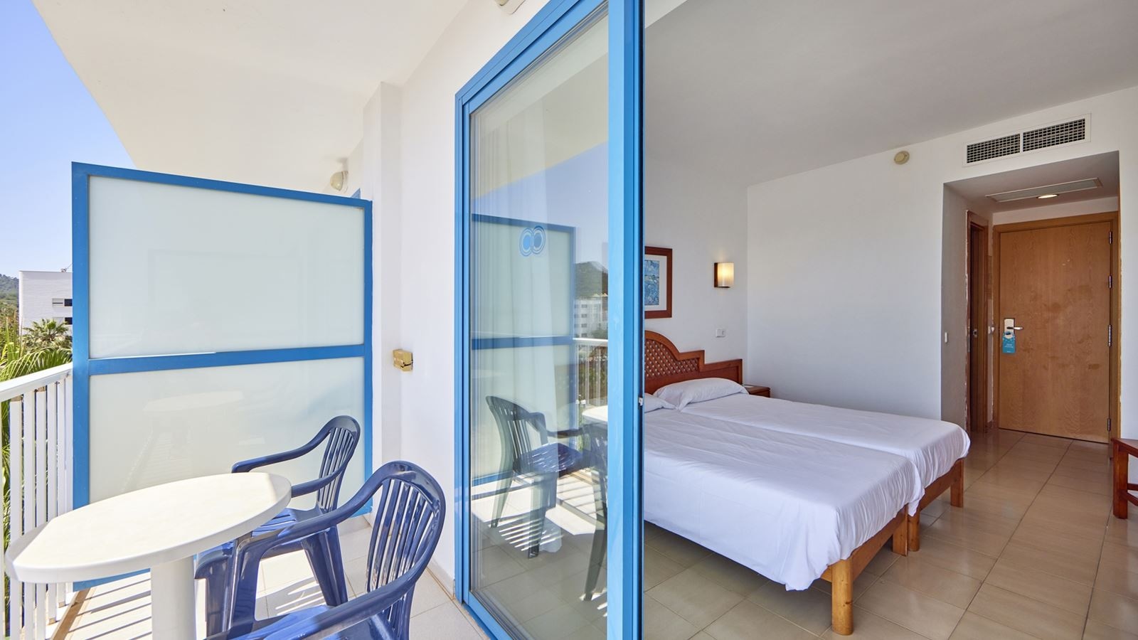 rooms-standard-room-pool-view