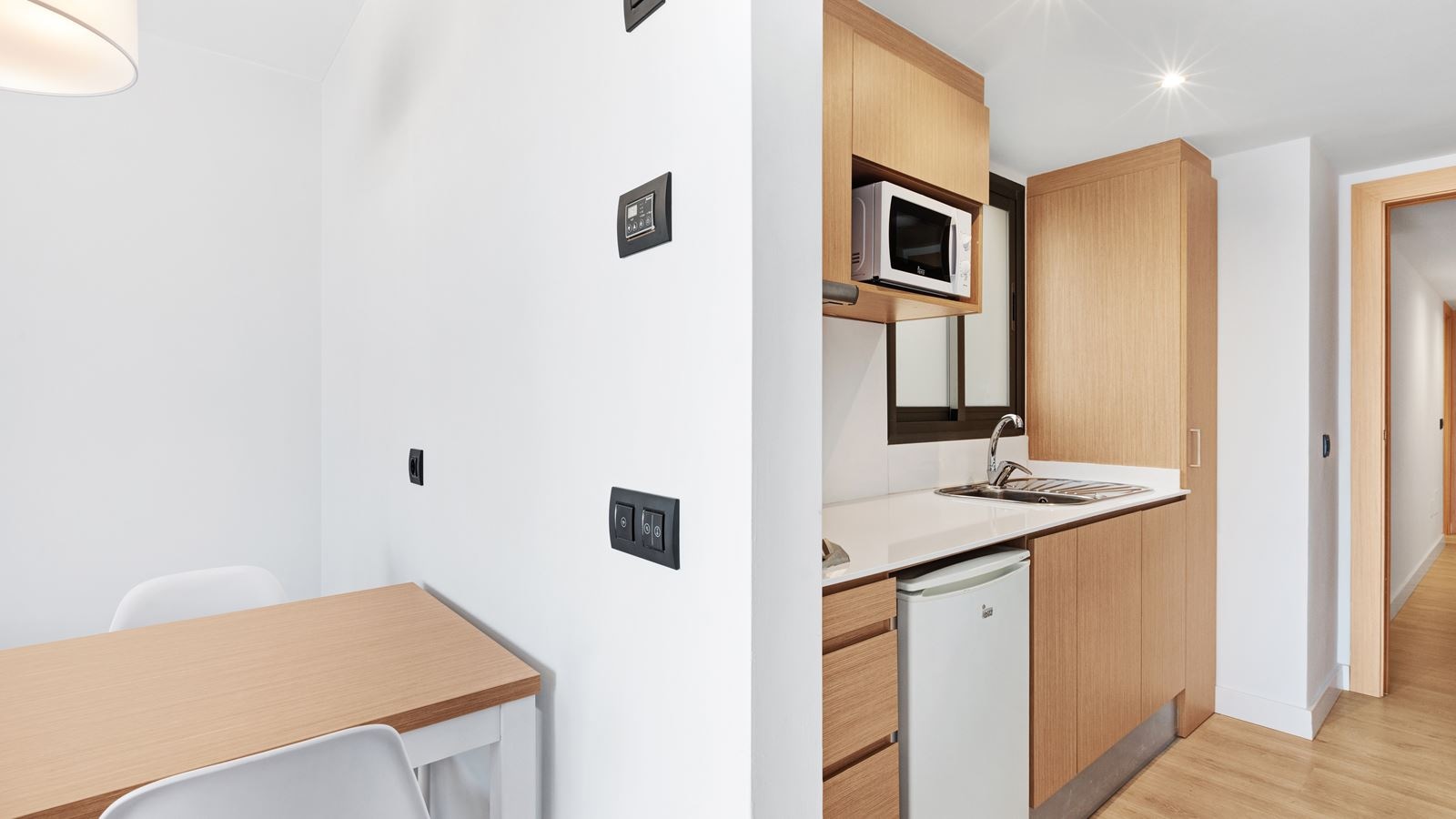 rooms-apartment-1-bedroom-balcony-or-terrace