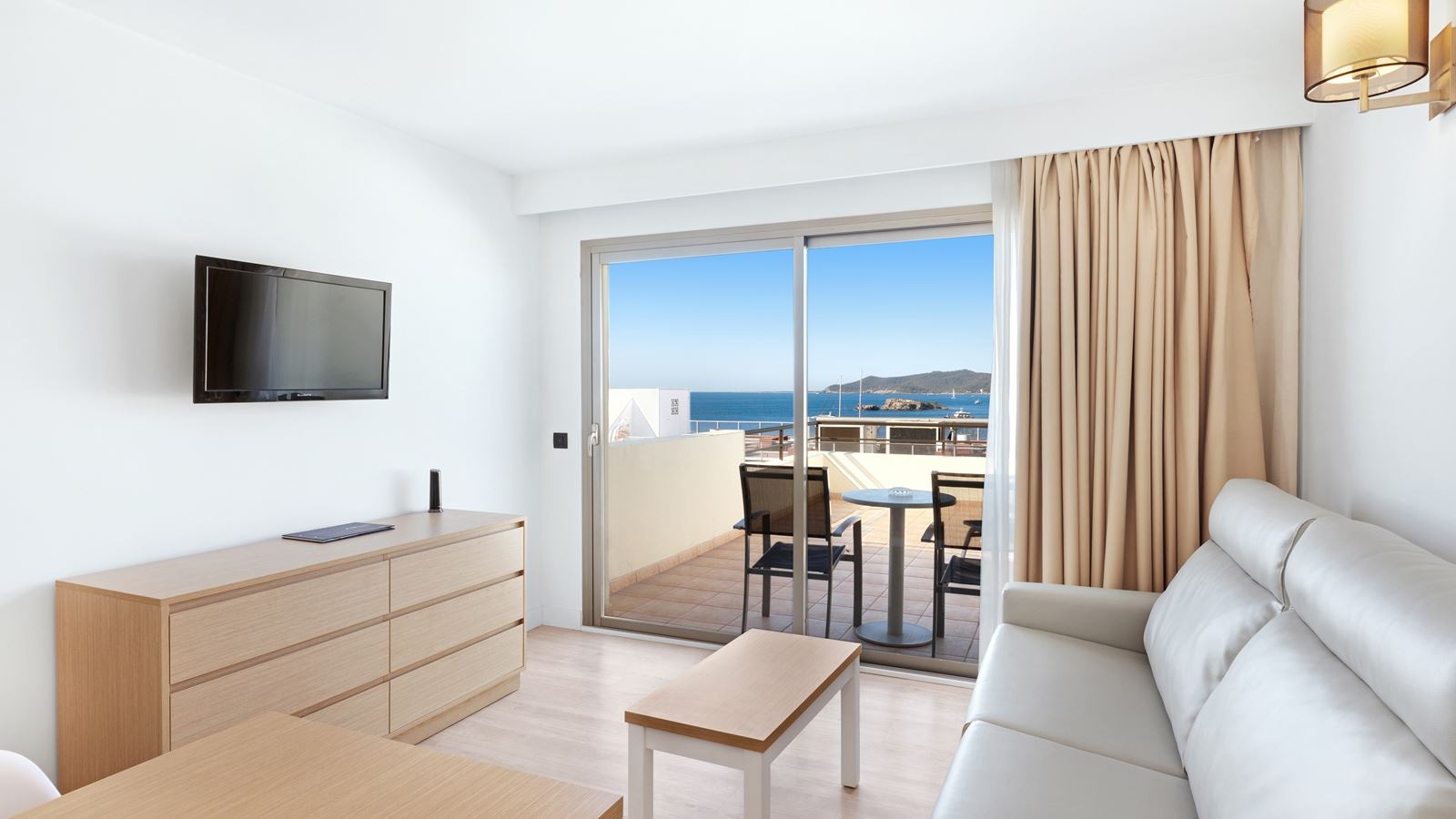 rooms-apartment-1-bedroom-balcony-or-terrace