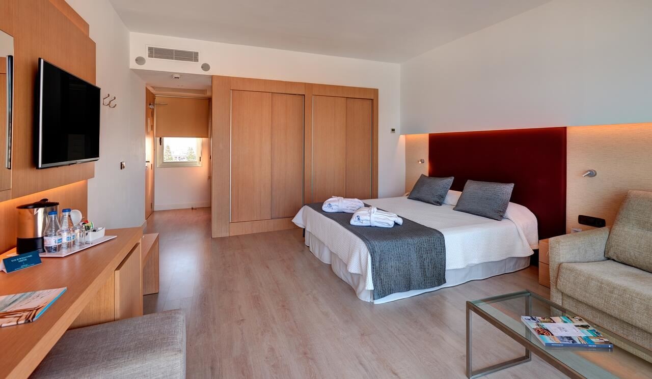 rooms-junior-suite-seaview-lateral-sea-view-balcony-or-terrace