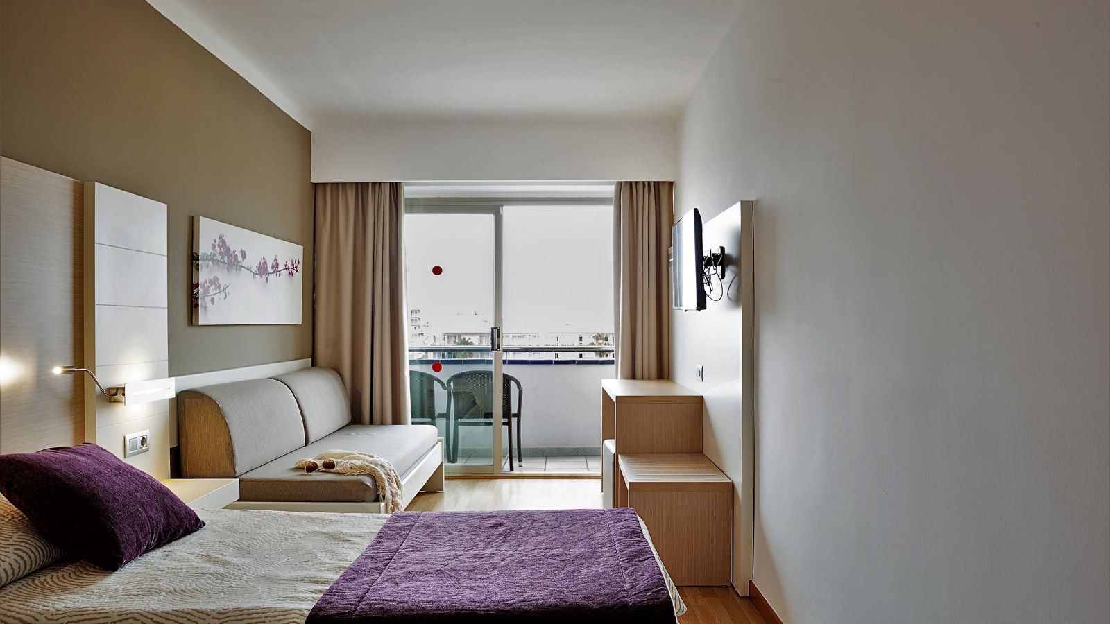 rooms-superior-room-3rd-+-4th-floor-mainbuilding-with-balcony