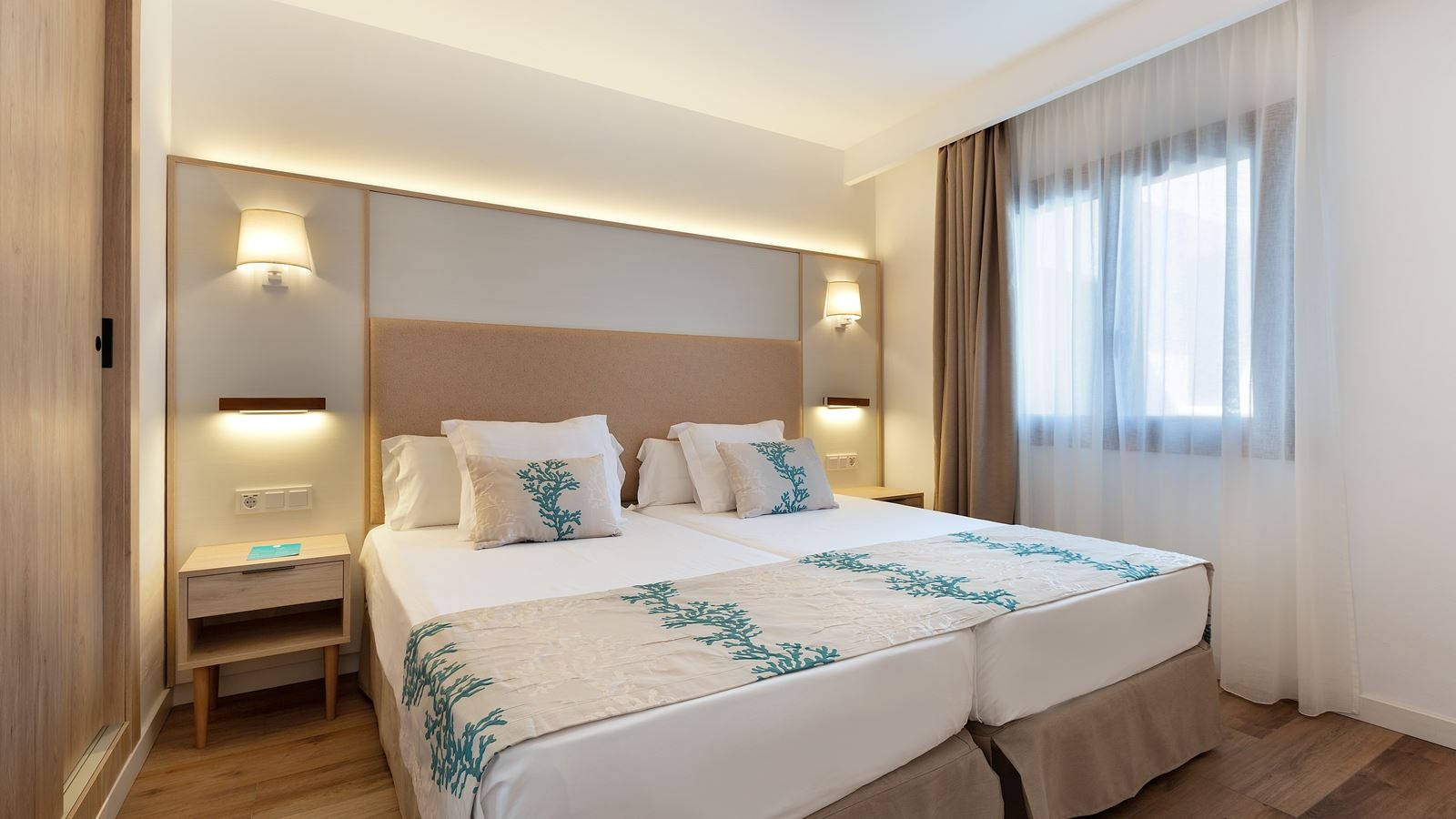 rooms-1-bedroom-suite-balcony-or-terrace