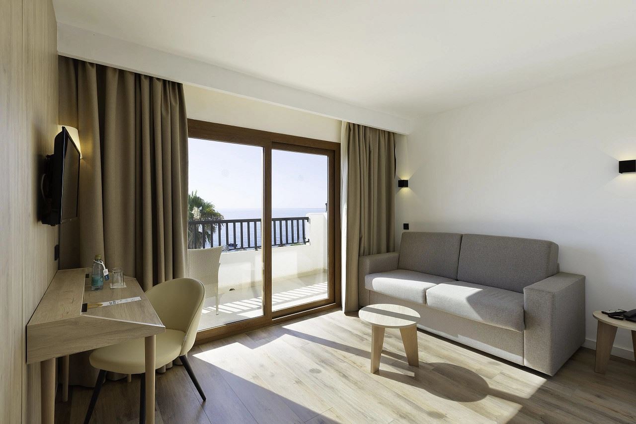 rooms-suite-1-bedroom-seaview