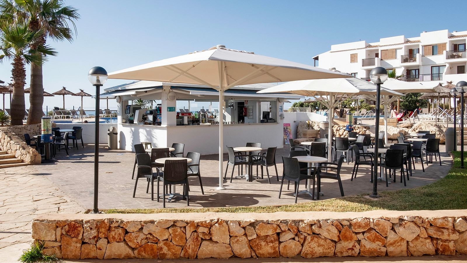 bars-the-tropic-main-pool