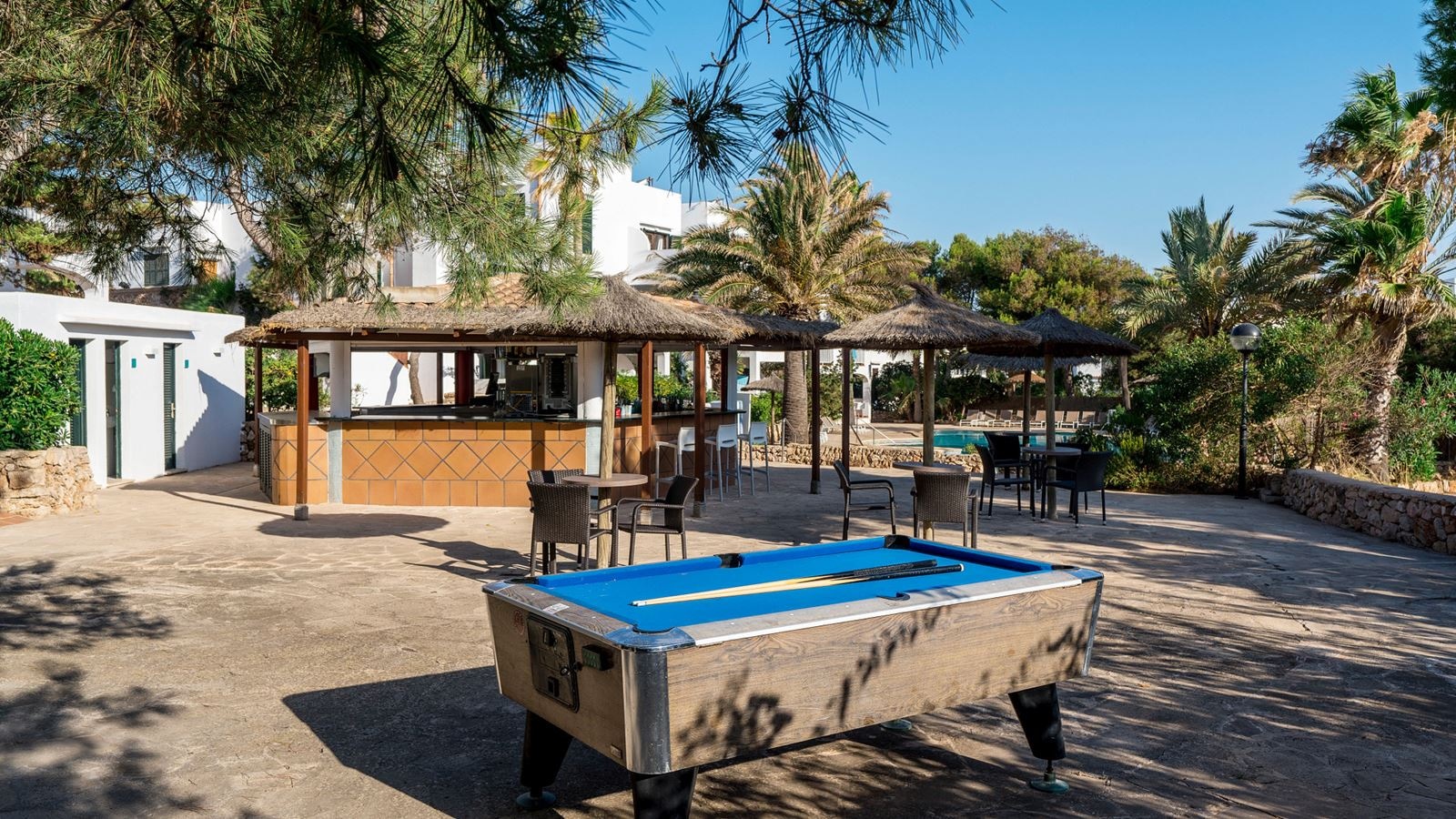 bars-la-calma-pool-4th-building