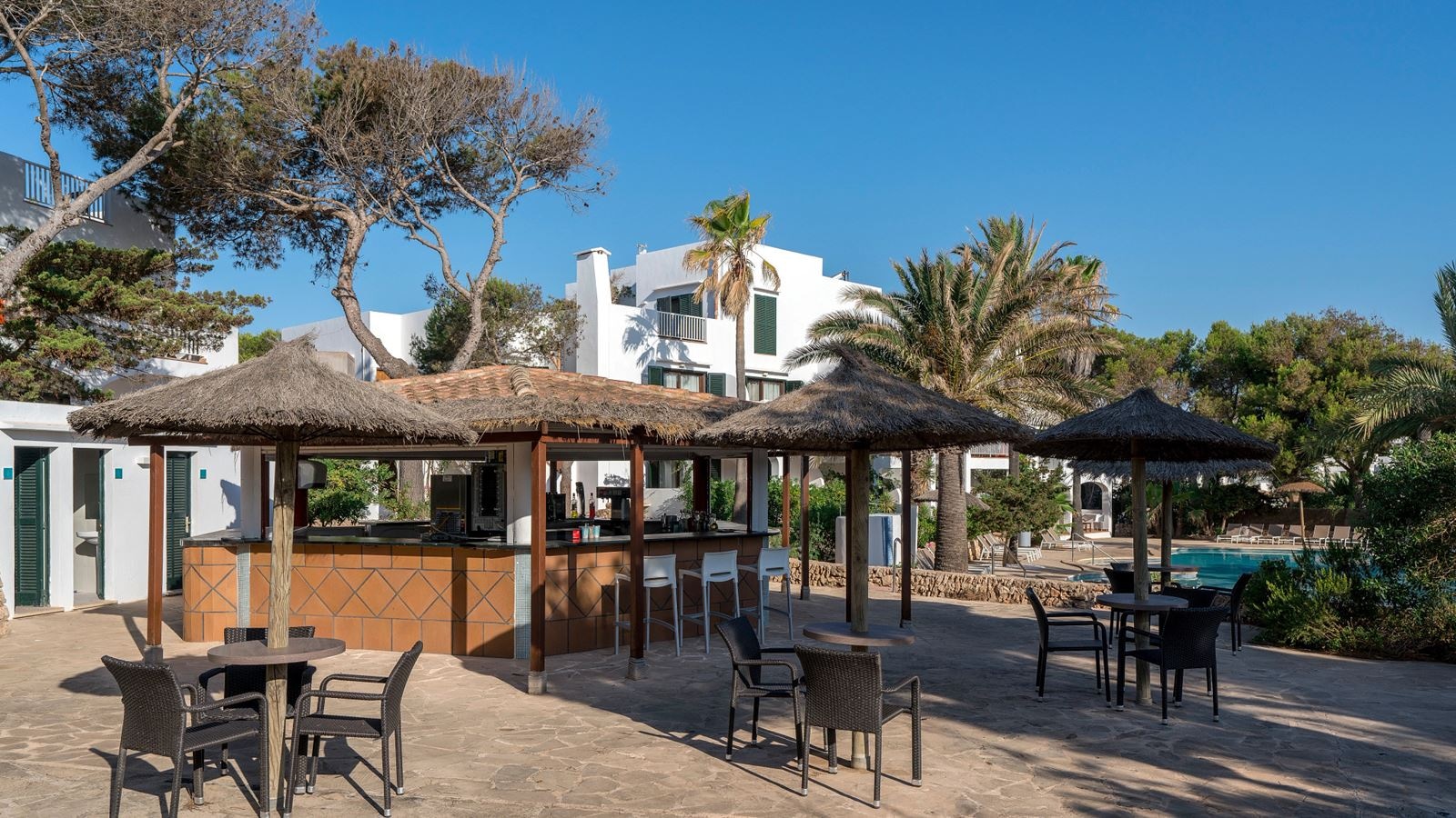 bars-la-calma-pool-4th-building