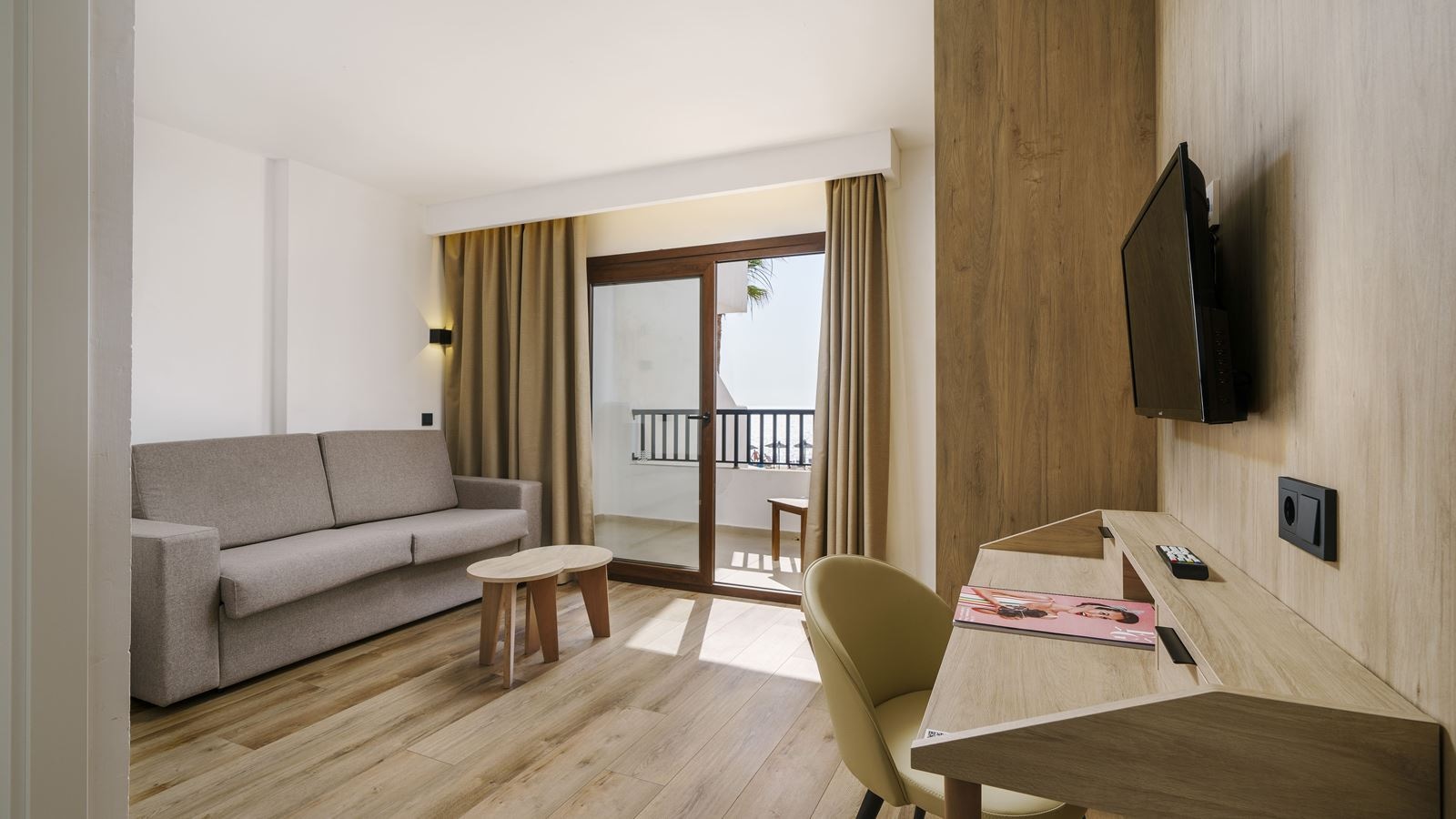 rooms-1-bedroom-suite-balcony-or-terrace