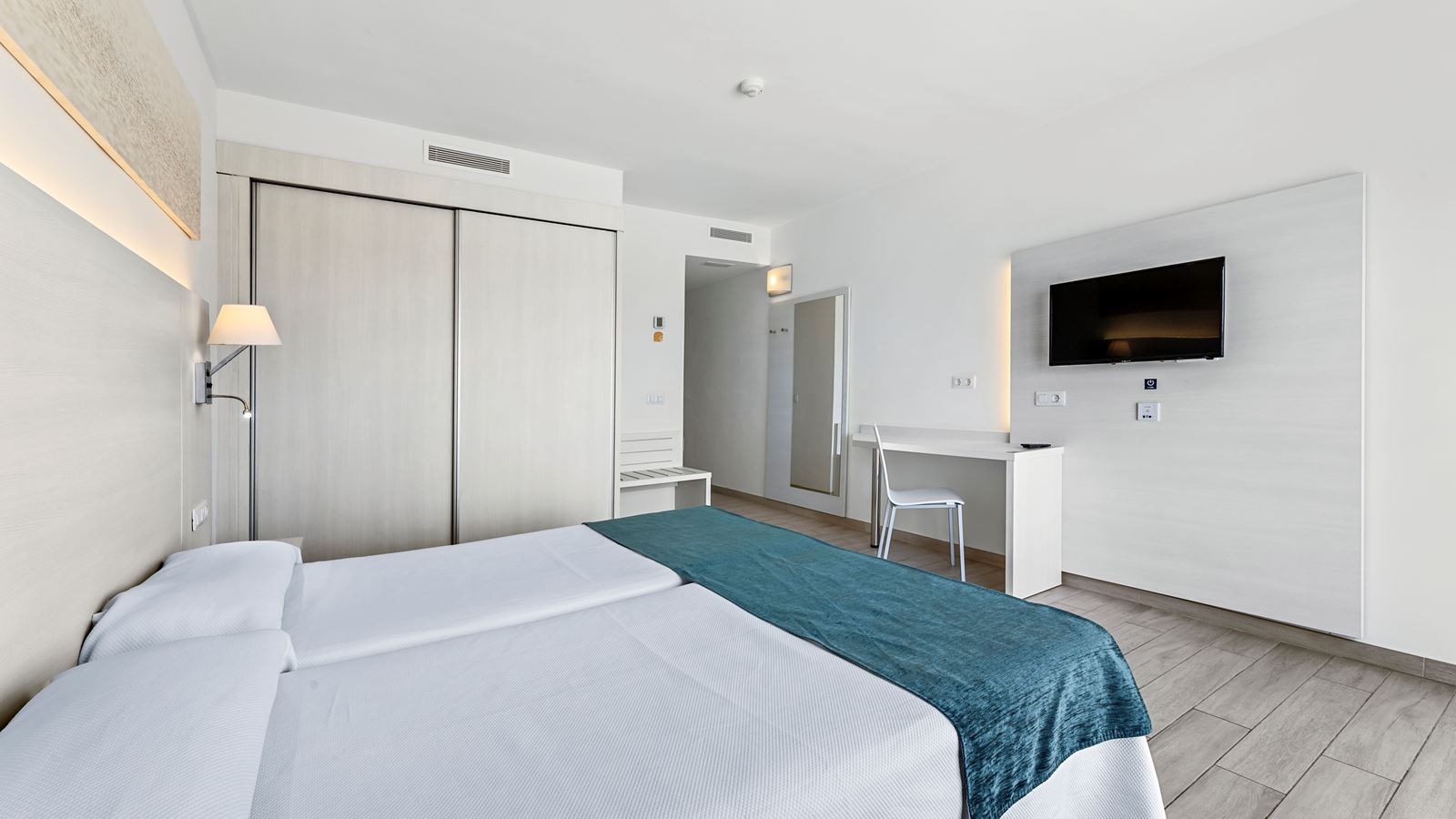 rooms-junior-suite-sea-view-balcony-or-terrace