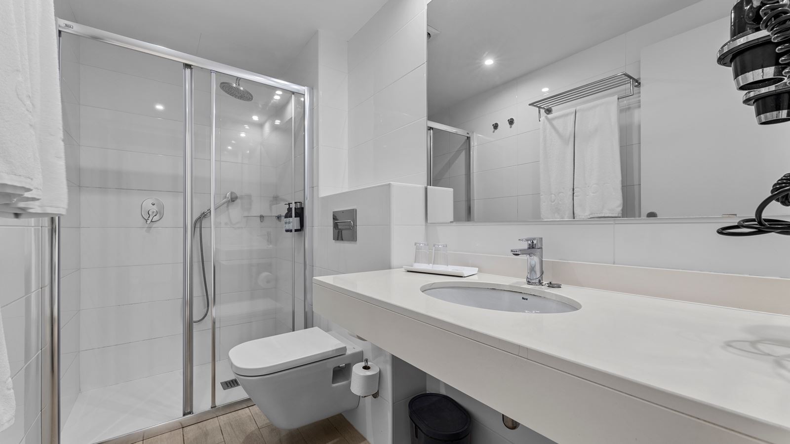 rooms-junior-suite-poolview-balcony-or-terrace