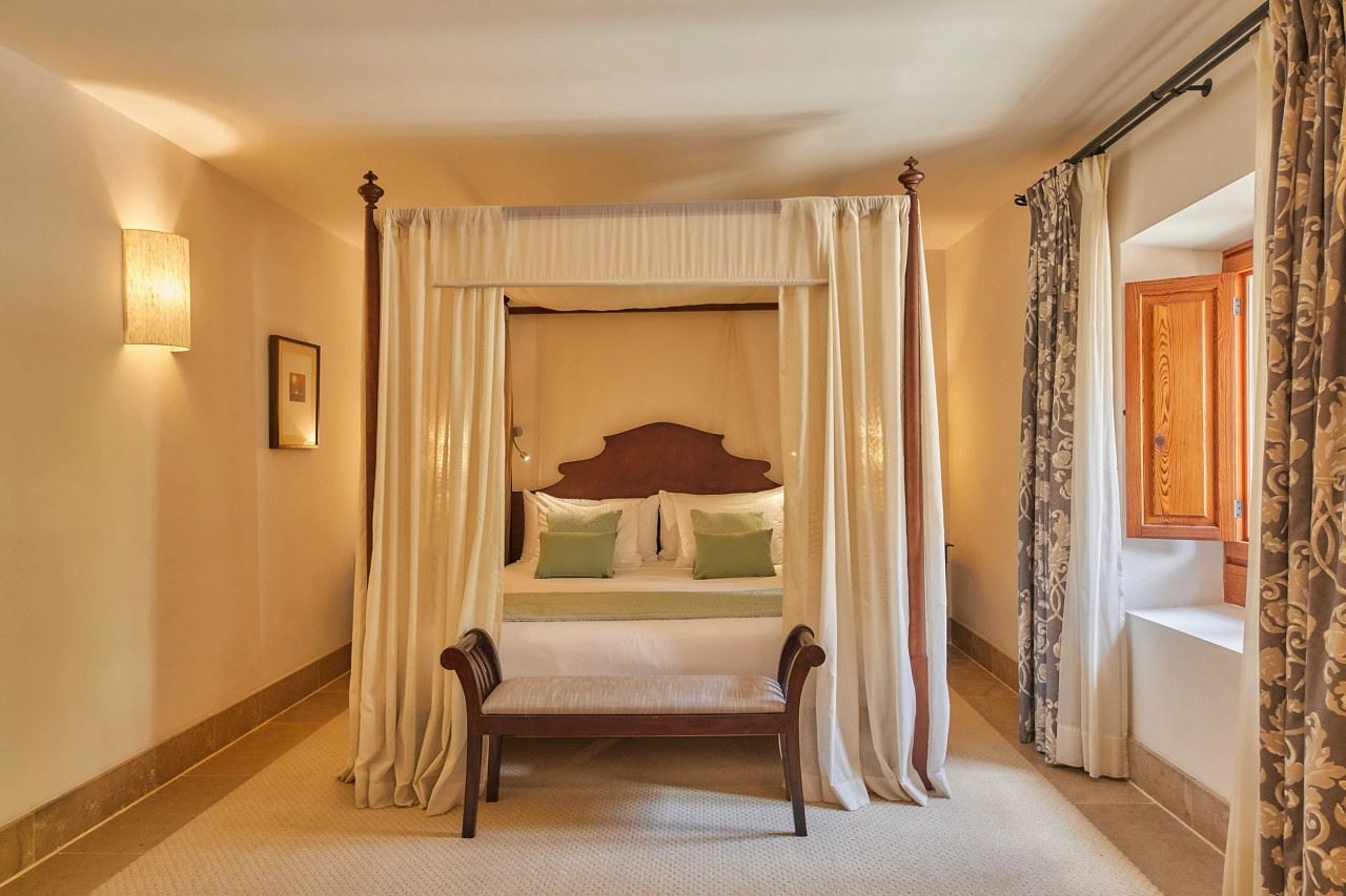 rooms-tramuntana-room-with-french-balcony