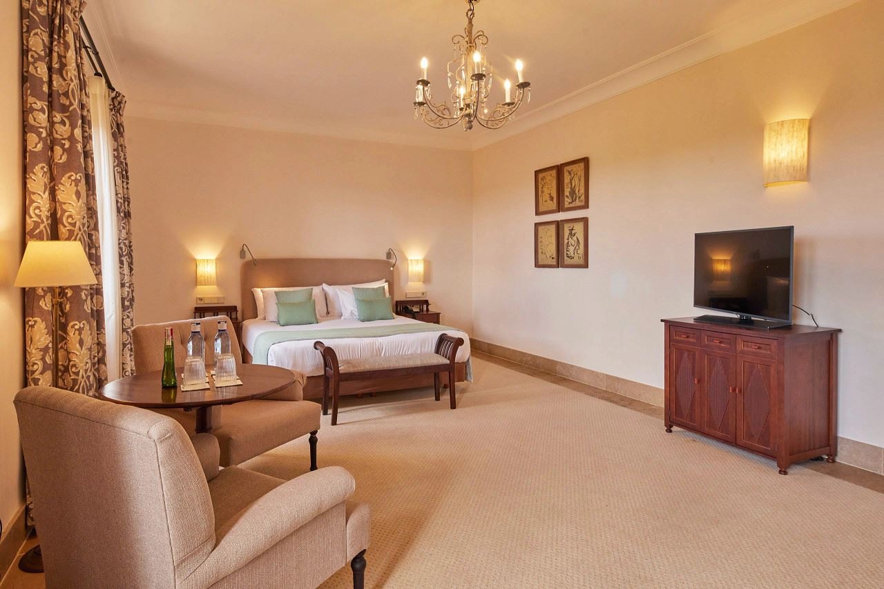 rooms-tramuntana-deluxe-room-with-french-balcony