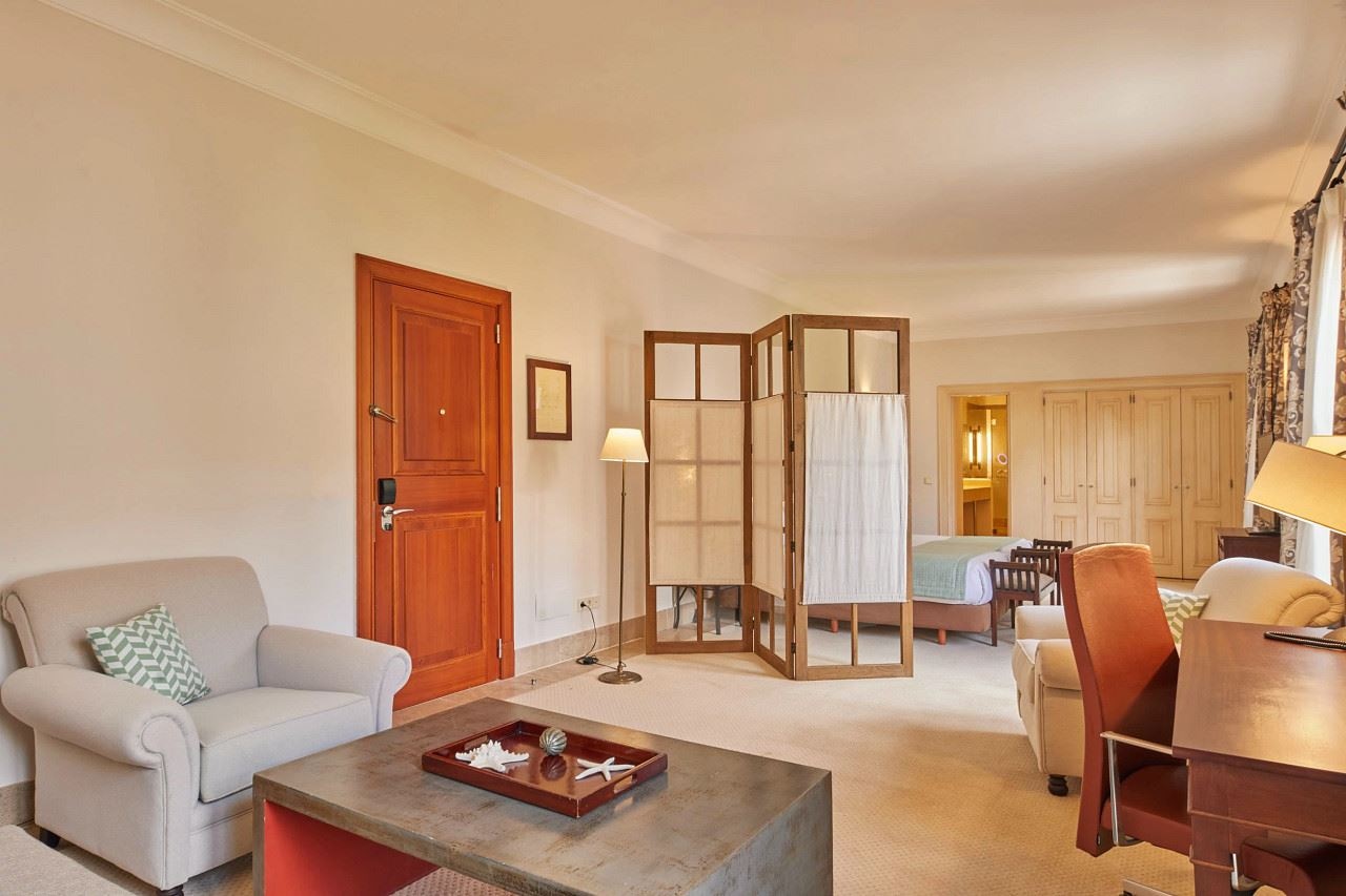rooms-tramuntana-junior-suite--with-french-balcony