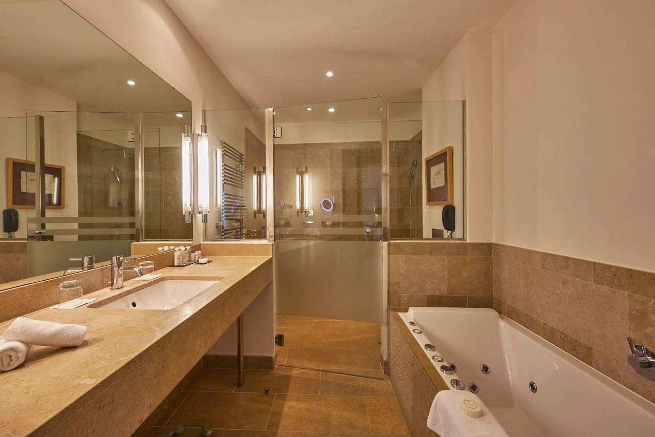 rooms-tramuntana-junior-suite--with-french-balcony