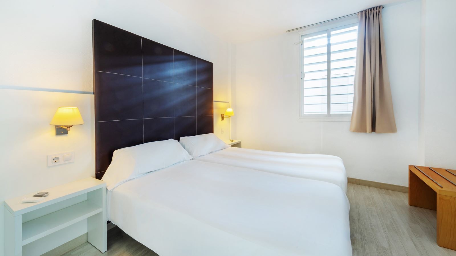 rooms-2-bedroom-apartment-with-balcony-or-terrace