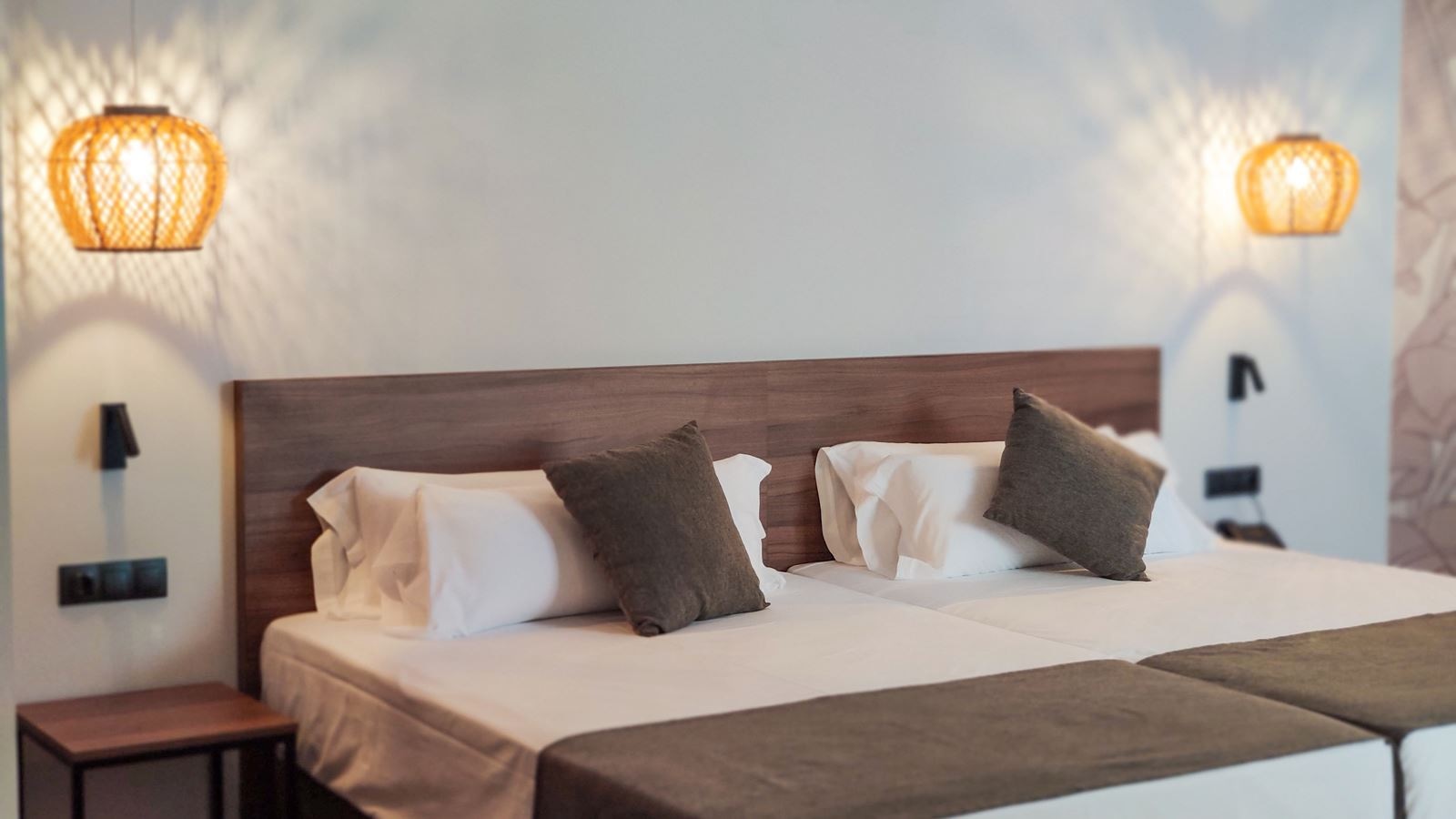 rooms-double-standard-room-balcony