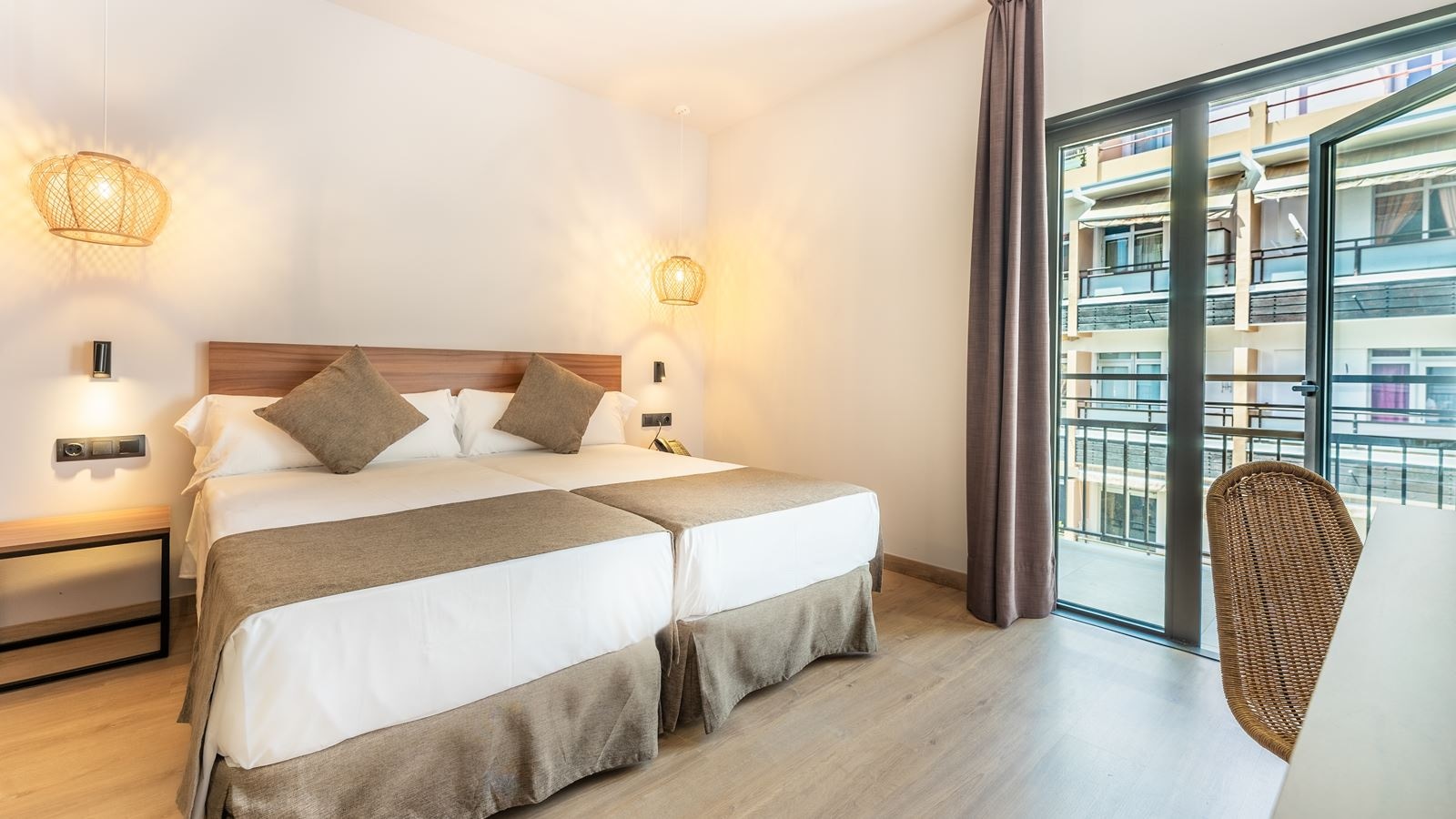 rooms-standard-with-balcony