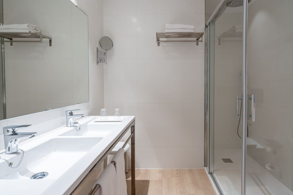 rooms-room-double-lateralseaview-balcony