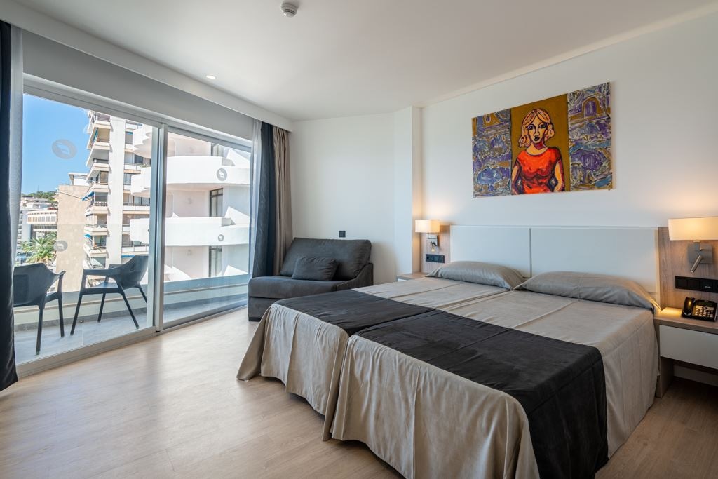 rooms-room-double-lateralseaview-balcony