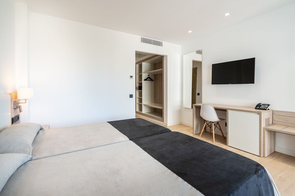 rooms-room-double-lateralseaview-balcony