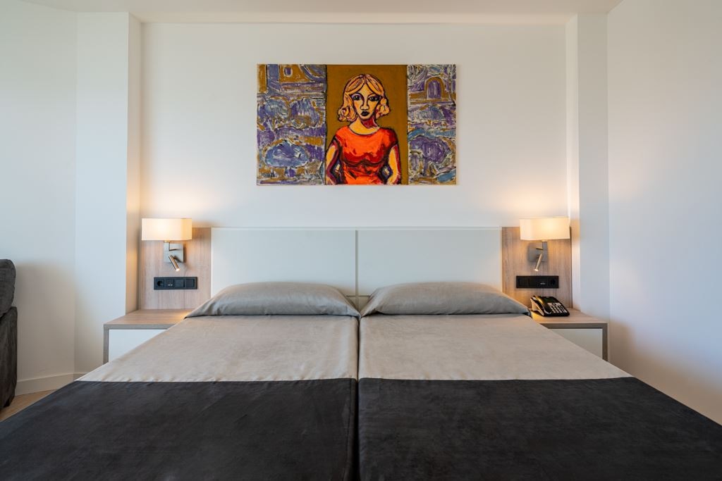 rooms-room-double-lateralseaview-balcony