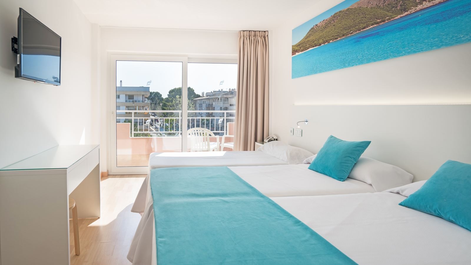 rooms-room-superior-double-pool-view-balcony