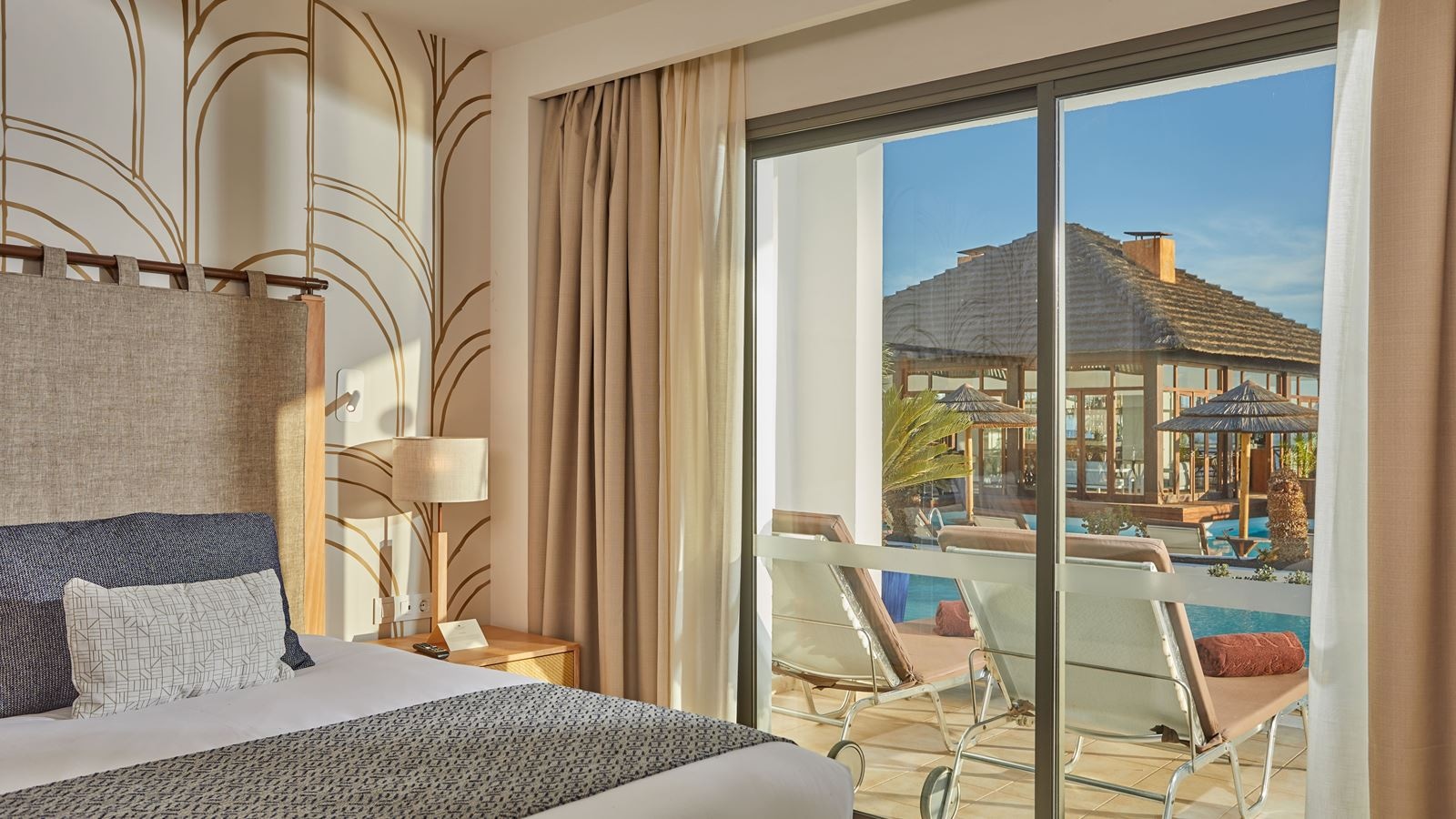 rooms-suite-swim-up-preferred-club-balcony-or-terrace