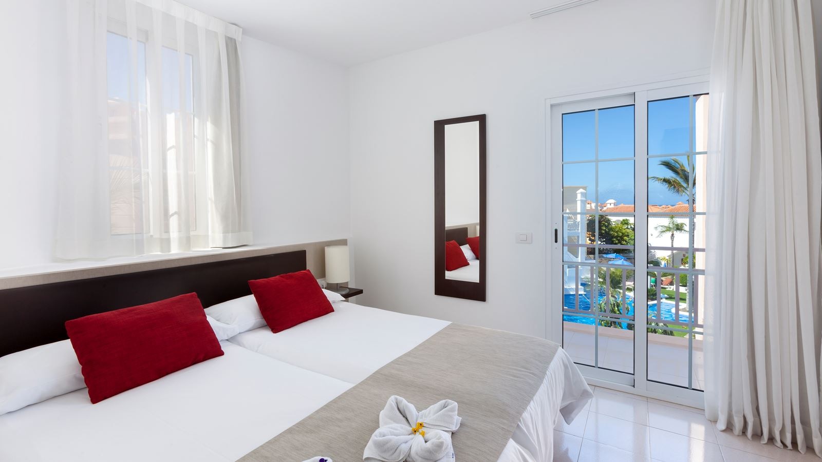 rooms-apartment-2-bedrooms-balcony-or-terrace