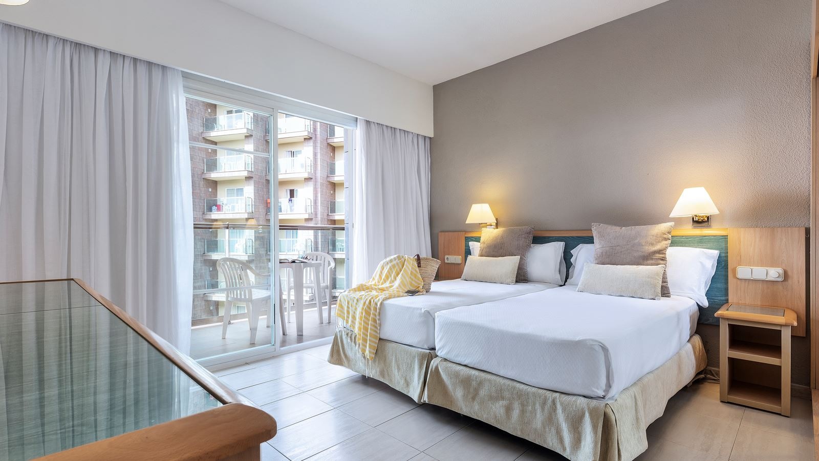 rooms-double-standard-room-lateralseaview