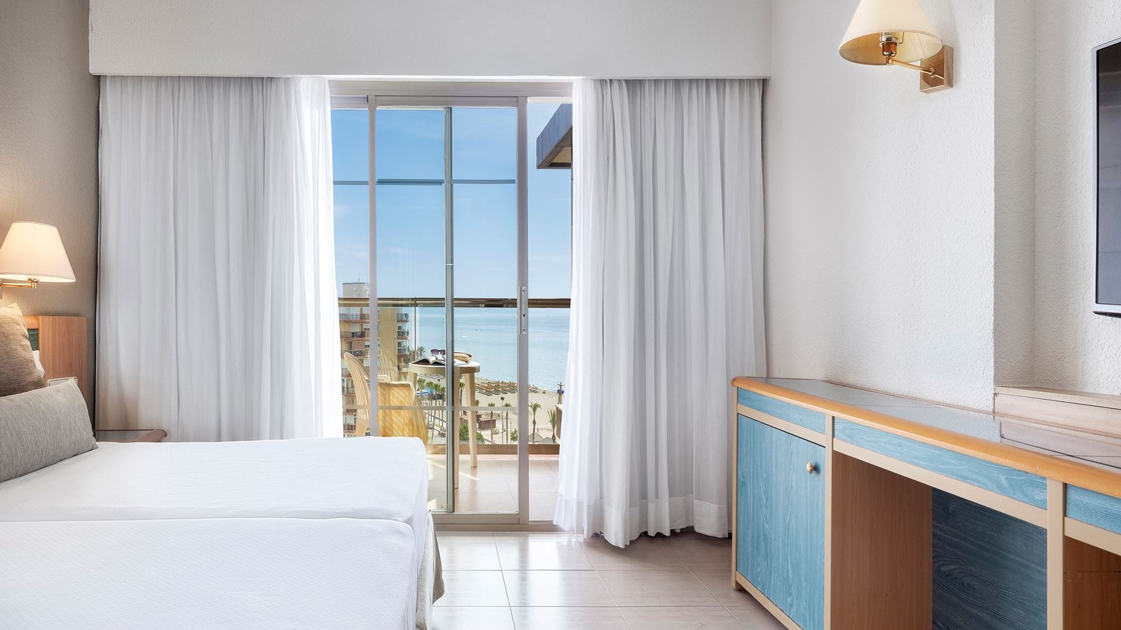 rooms-double-standard-room-lateralseaview