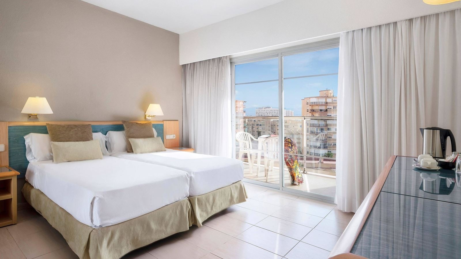 rooms-double-standard-room-lateralseaview