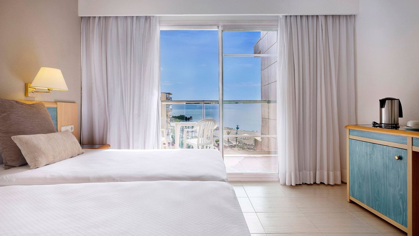 rooms-double-standard-room-lateralseaview