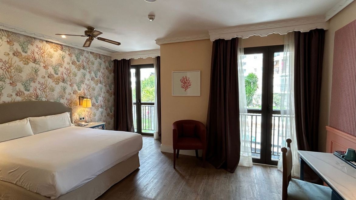 rooms-standard-room-with-french-balcony