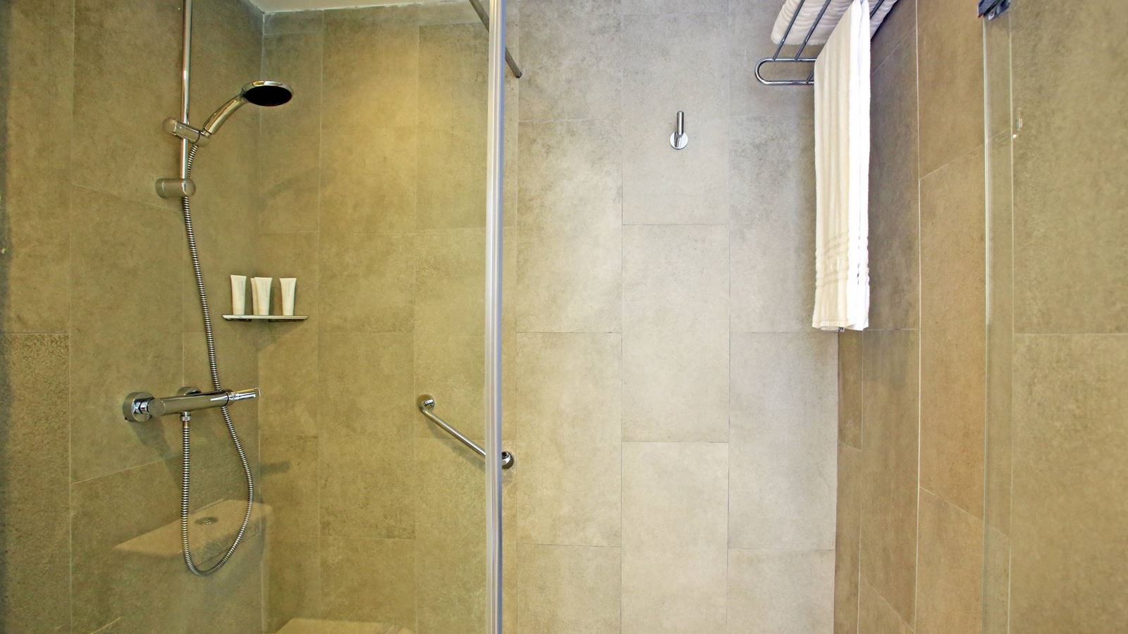 rooms-deluxe-room-balcony-or-terrace