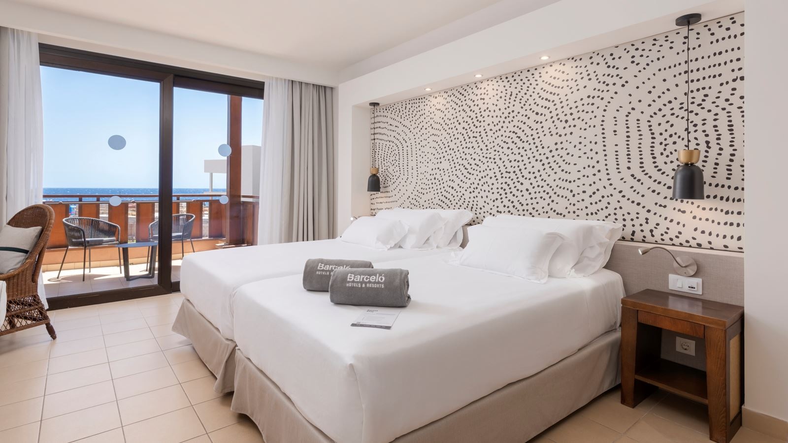 rooms-double-room-lateral-sea-view-balcony-or-terrace