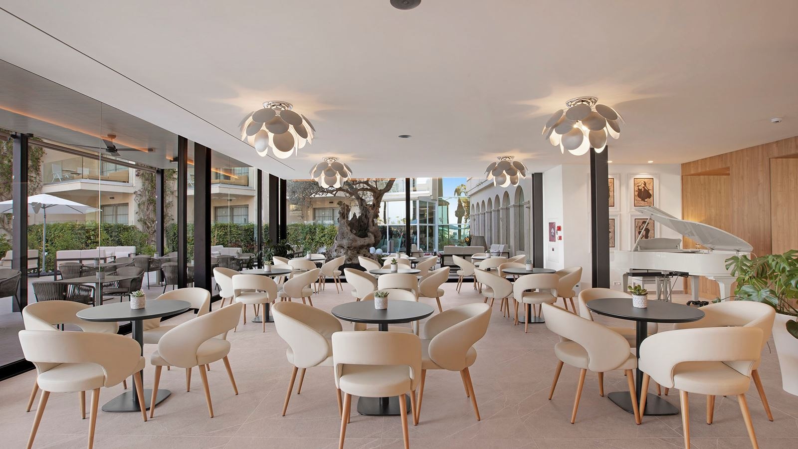 restaurants-bluemoon-lounge-bar