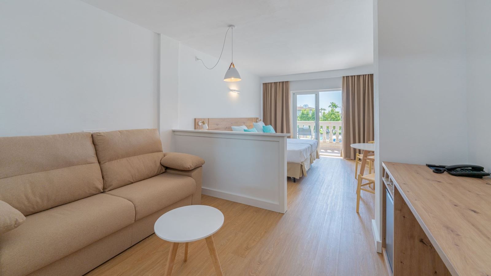 rooms-junior-suite--balcony-or-terrace
