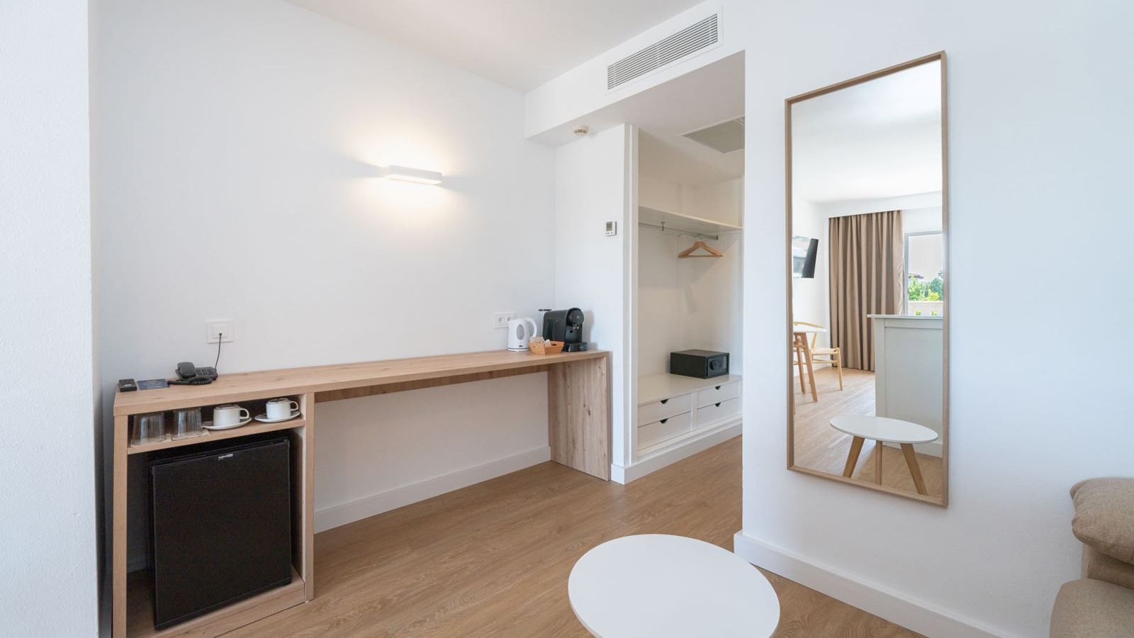 rooms-junior-suite-poolview--balcony-or-terrace