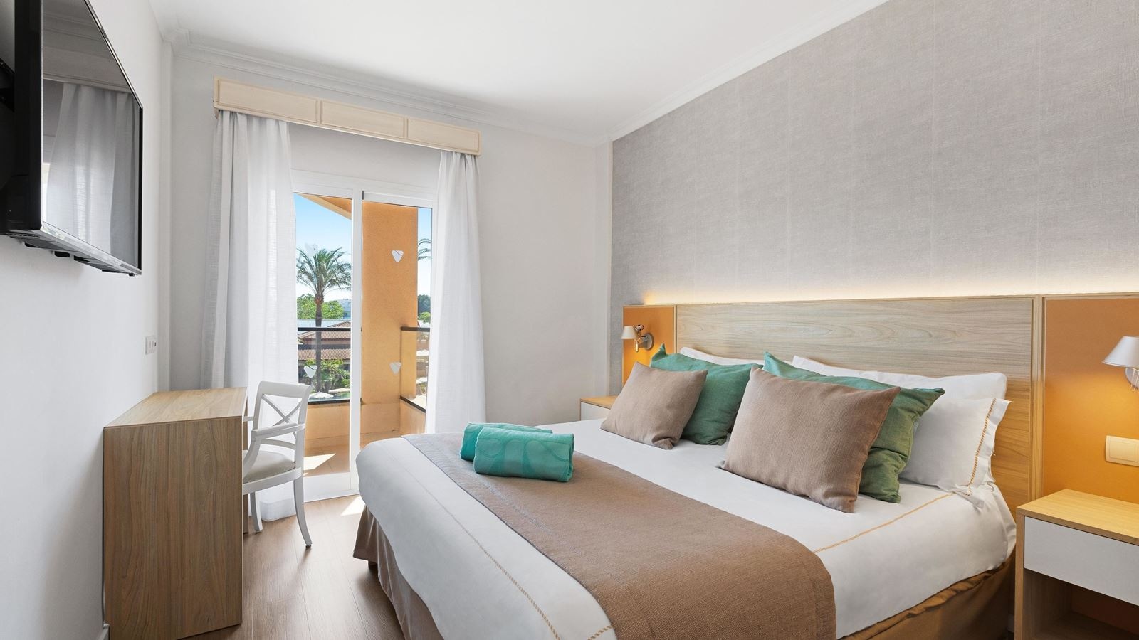 rooms-apt-1-bedroom-pool-view