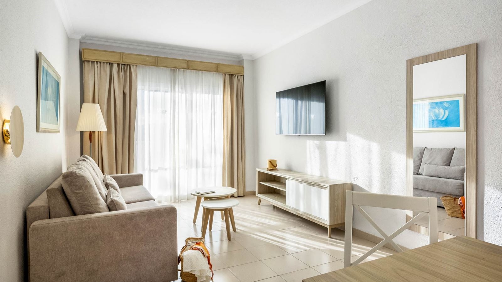 rooms-apt-1-bedroom-pool-view