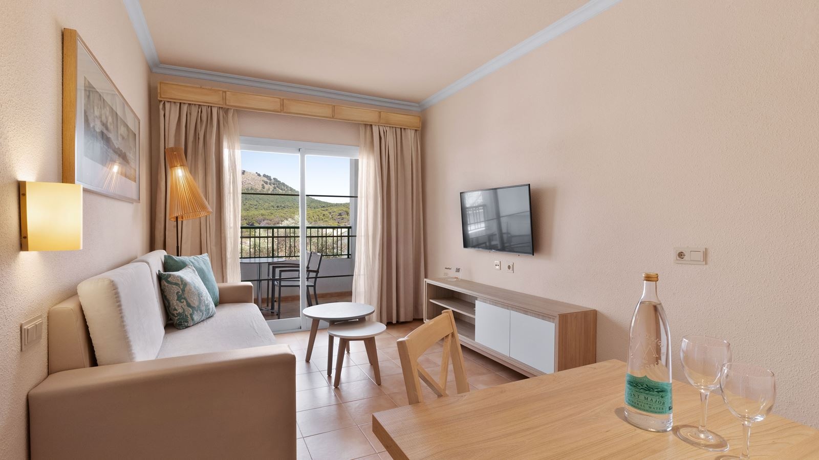 rooms-apt-1-bedroom-balcony-or-terrace