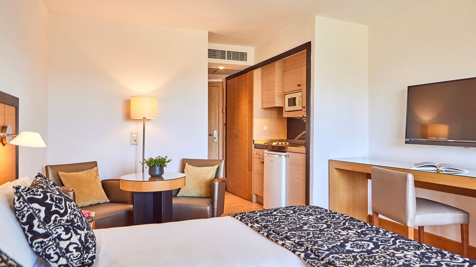 rooms-studio-garden-view