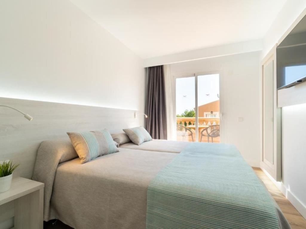 rooms-apartment-premium-pool-view-balcony-or-terrace