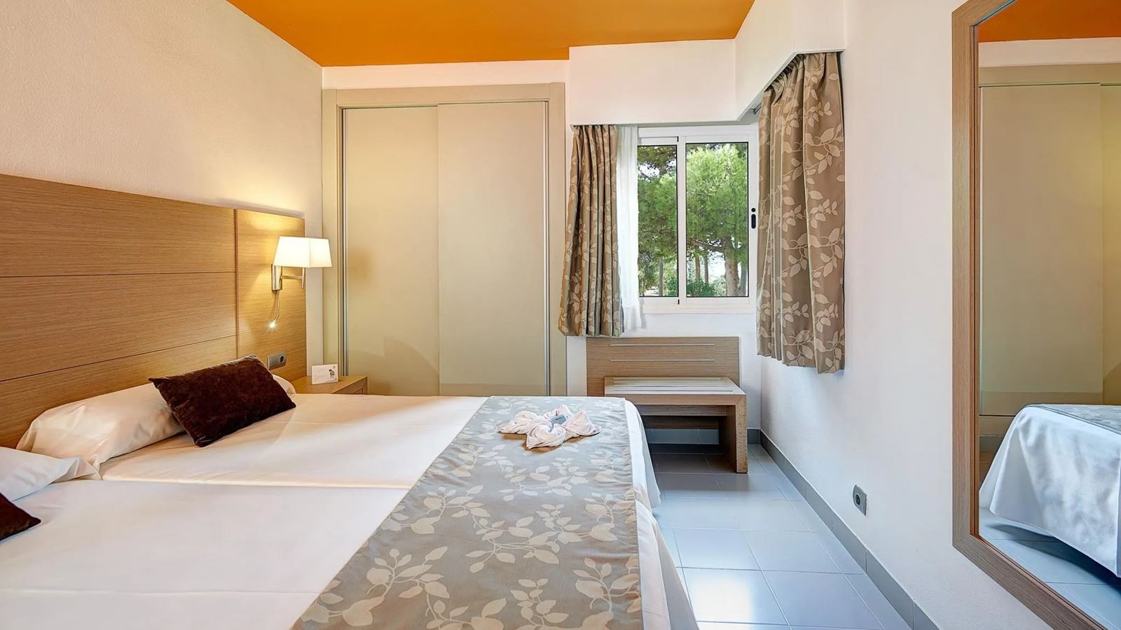 rooms-1-bedroom-apartment-club-with-balcony