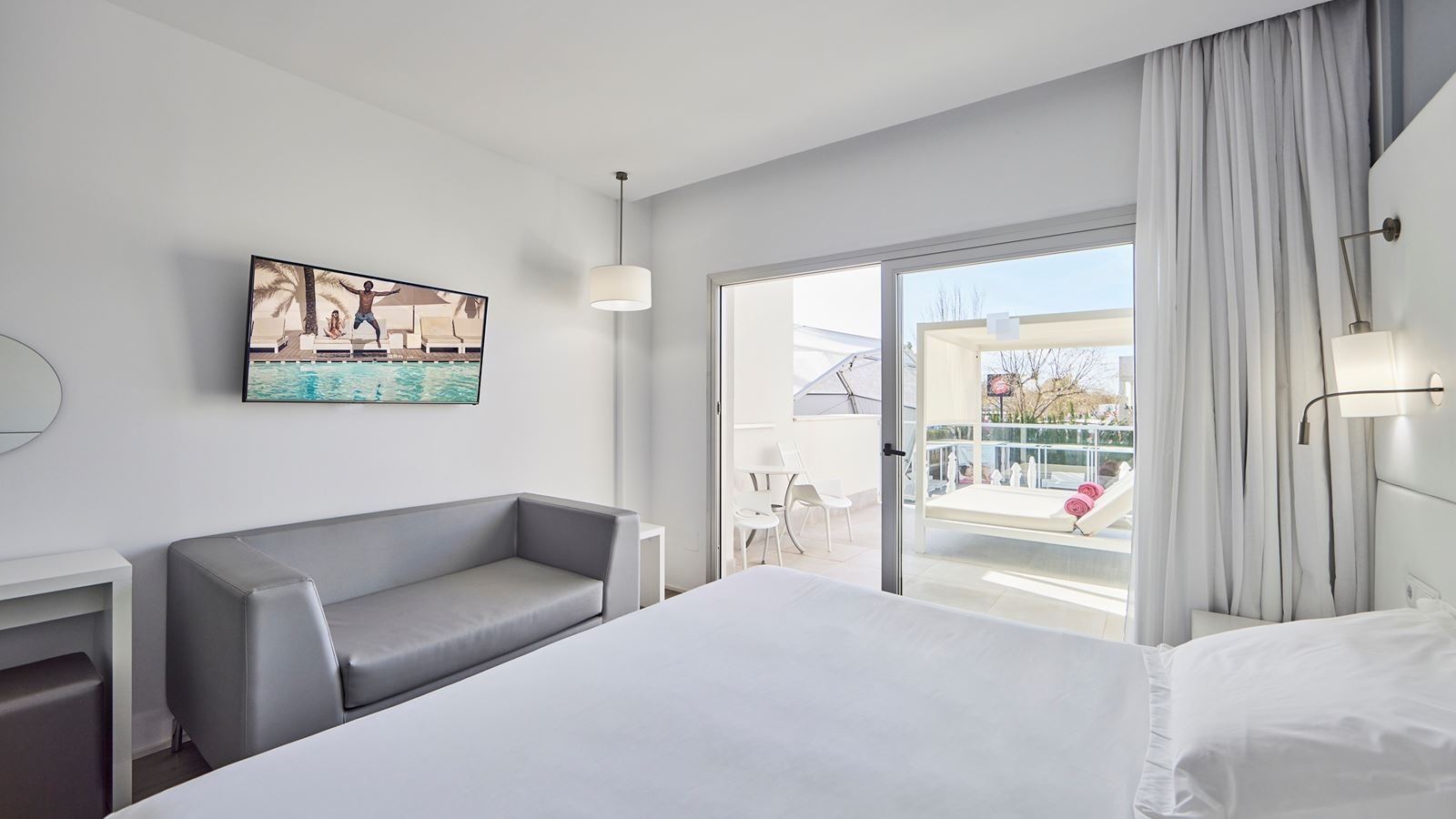 rooms-lbb-deluxe-pool-view-with--bali-bed-first-floor--terrace