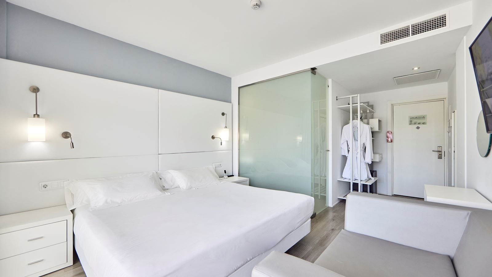 rooms-lbb-deluxe-pool-view-with--bali-bed-first-floor--terrace