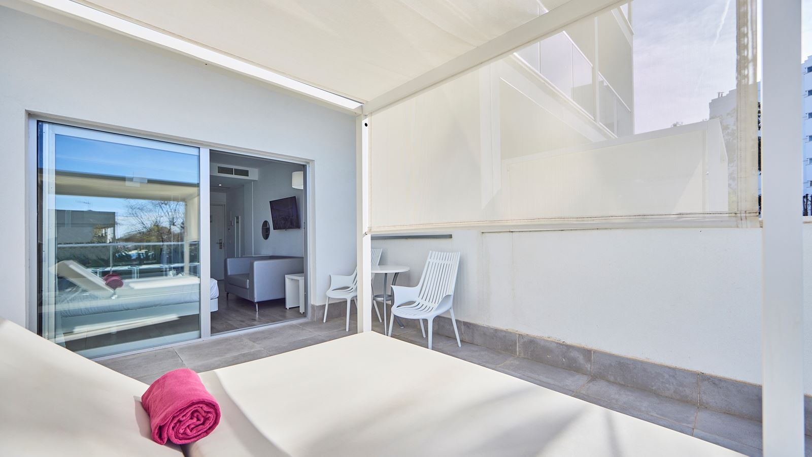 rooms-lbb-deluxe-pool-view-with--bali-bed-first-floor--terrace