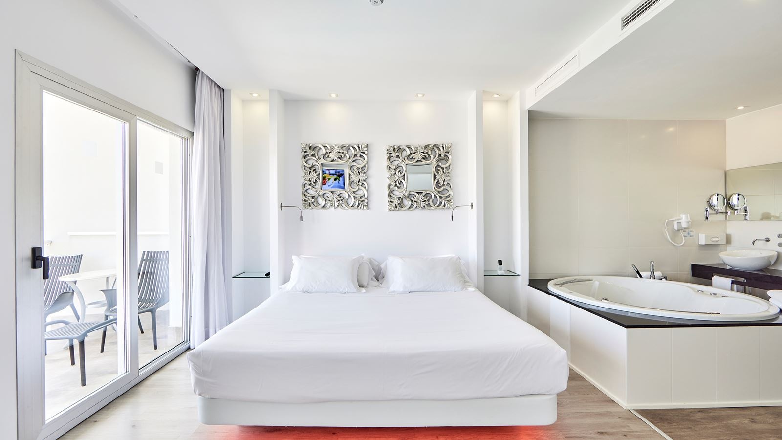 rooms-deluxe-junior-suite-suite-with-jakuzzi-balcony-or-terrace