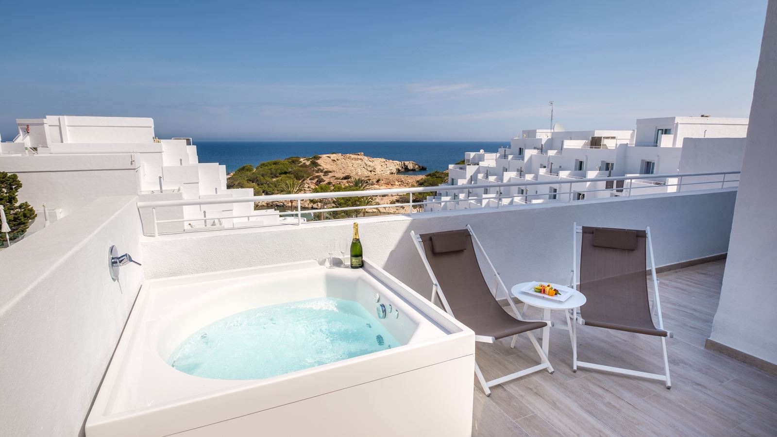 rooms-junior-suite-deluxe-sew-view-with-jacuzzi